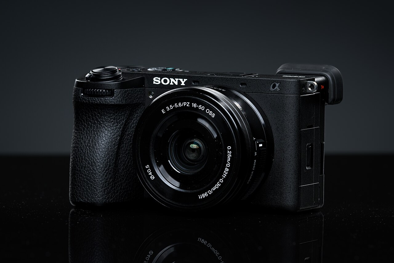 Sony Alpha 6700, hybride APS-C, boîtier vu de trois quarts avec zoom 16-50 mm © Henry Söderlund / Wikimedia Commons (CC BY 2.0)