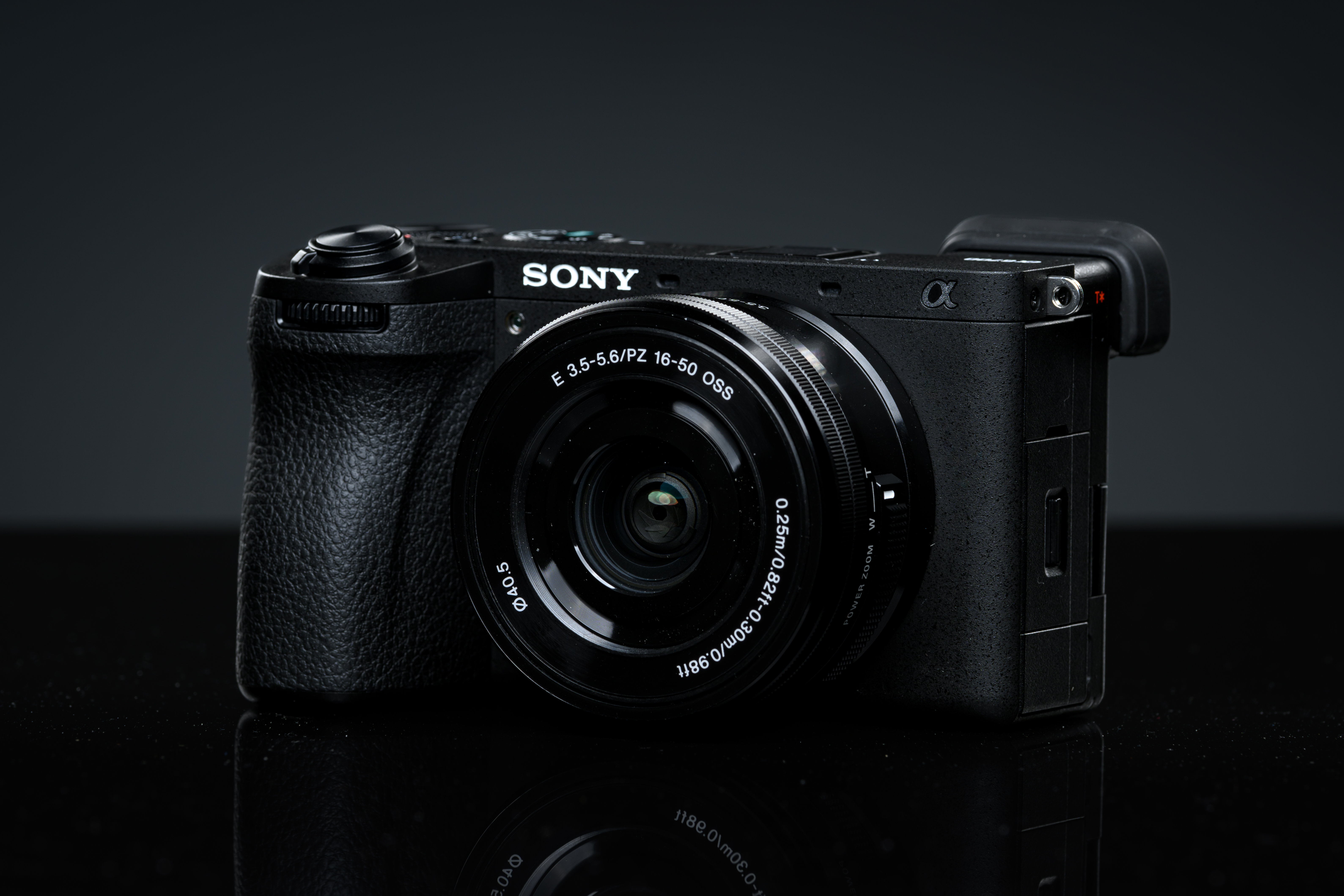 Sony Alpha 6700, hybride APS-C, vue de trois quarts (boitier nu) © Henry Söderlund, CC BY 4.0