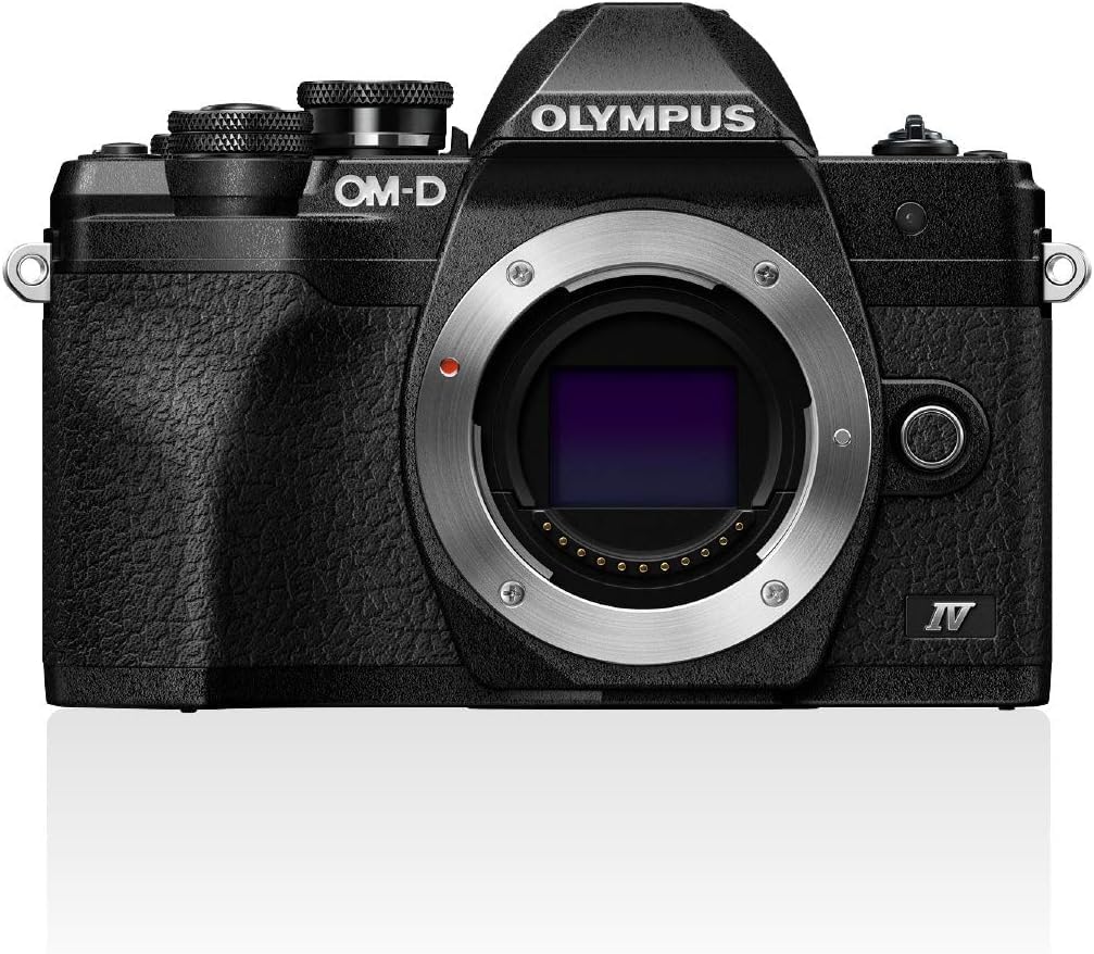 Boîtier hybride Olympus OM-D E-M10 Mark IV noir vu de face, capteur Micro 4/3 visible