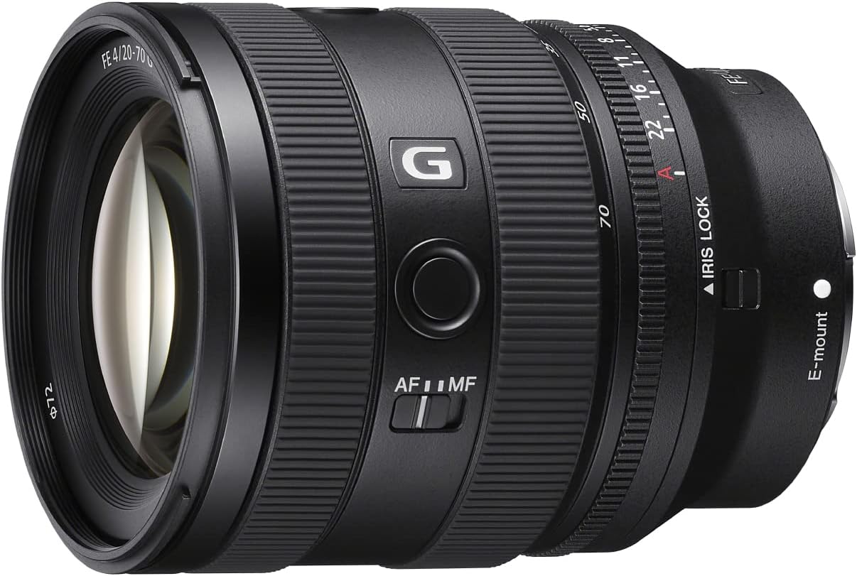 Zoom Sony FE 20-70 mm f/4 G en monture E, vu de trois quarts sur fond neutre.
