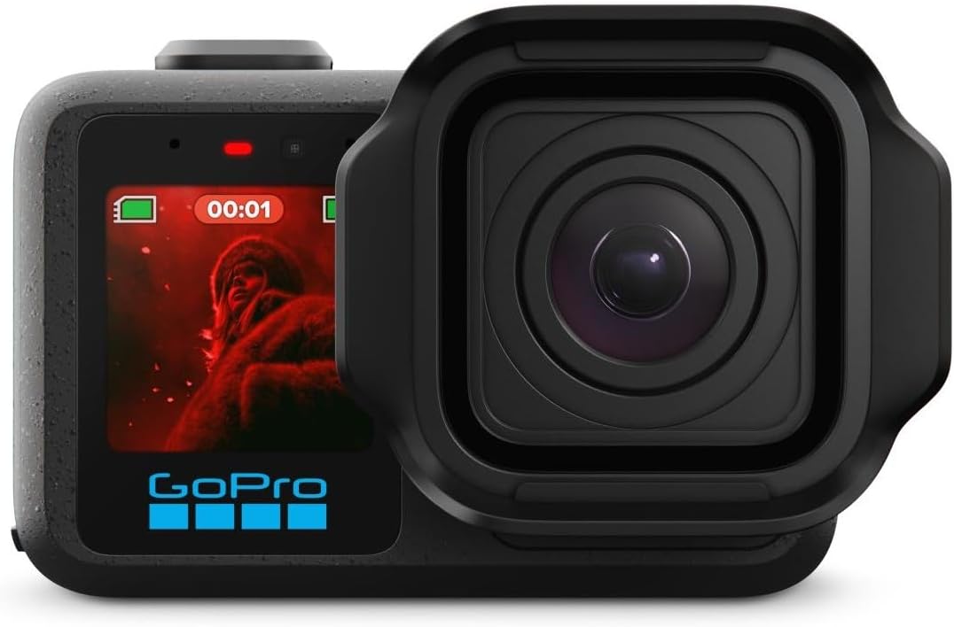 Vue frontale de la caméra d’action GoPro Mission 1 Pro avec objectif et petit écran avant