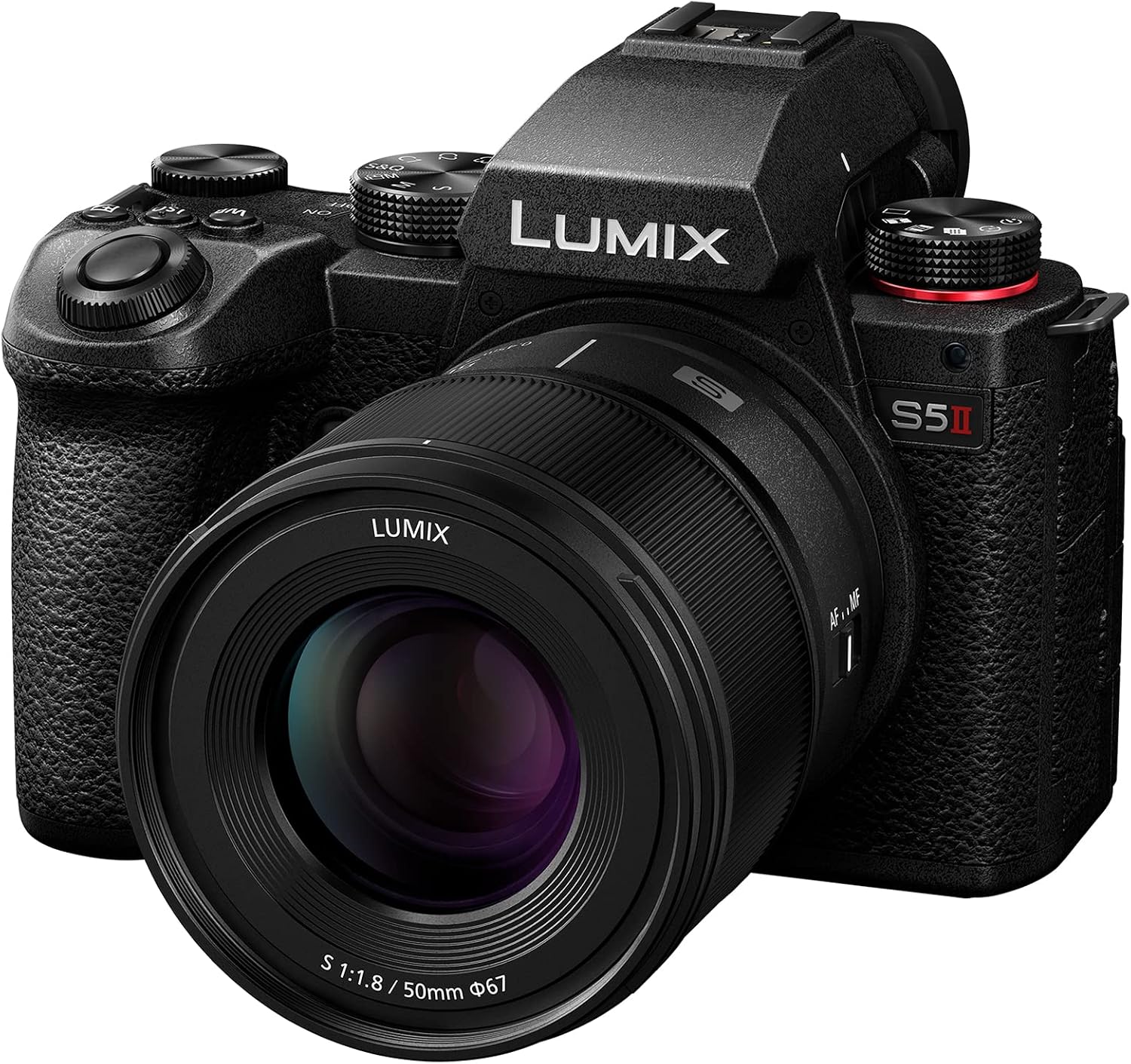 Panasonic Lumix S5 II avec son objectif Lumix S 50 mm f/1,8 monte, vue de trois quarts