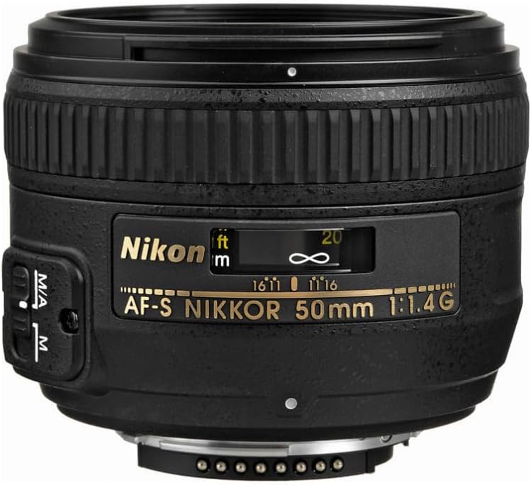 Nikon AF-S NIKKOR 50 mm f/1,4G en monture F, vu de trois quarts sur fond neutre