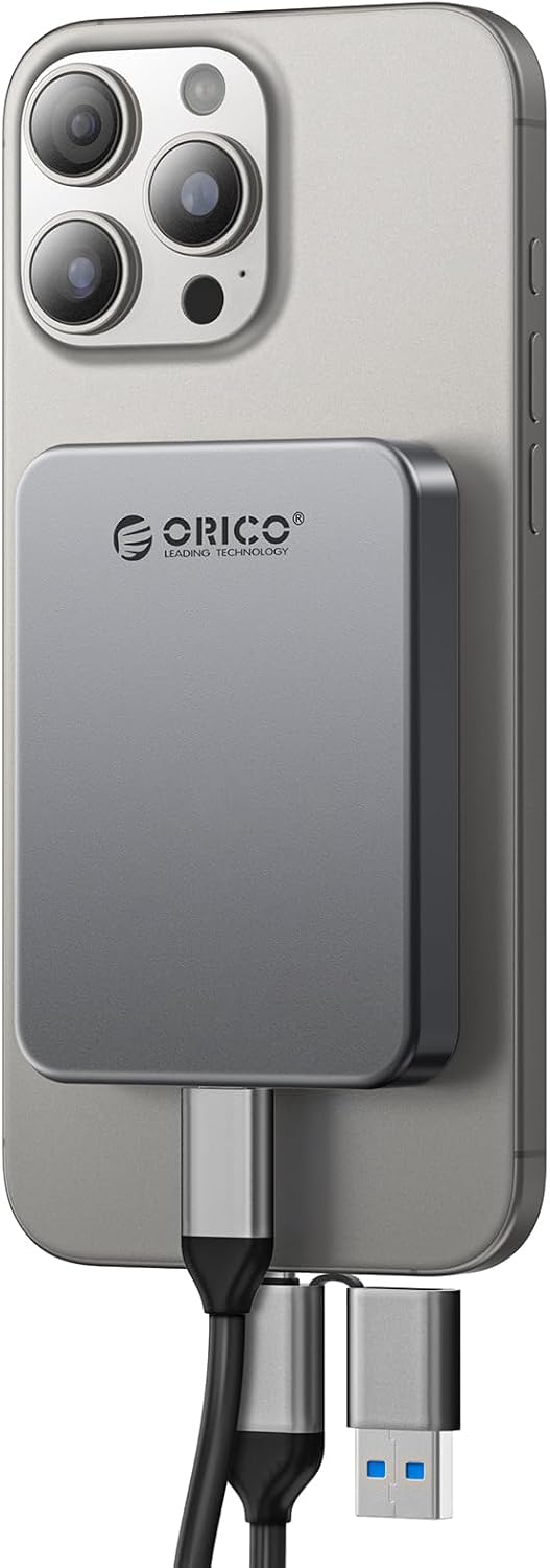 SSD magnétique ORICO K5Plus gris fixé au dos d'un iPhone Pro et relié par câble USB-C