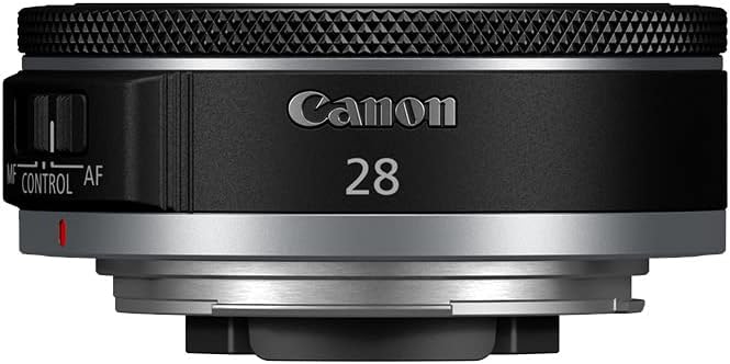 Canon RF 28 mm f/2,8 STM pancake noir, vu de face et de trois quarts, avec sa bague multifonction étroite