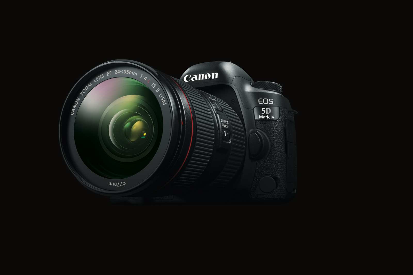 Canon EOS 5D Mark IV équipé du zoom EF 24-105 mm f/4L IS II USM, vu de trois quarts sur fond noir.