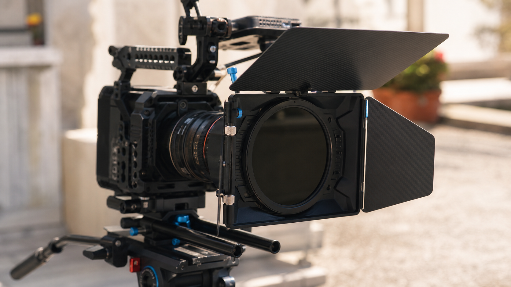 Camera video equipee dun matte box avec filtre ND variable en plein soleil